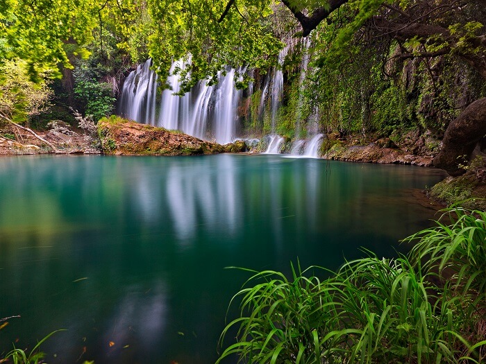 Водопад Куршунлу находится 22 км от центра города в природный парк Табиат