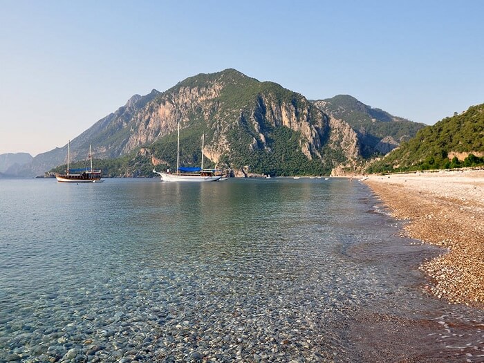 Пляж Чирали находится в Кемерском районе Анталии и расположен в границах парка Олимпос