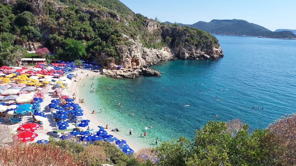 Пляж Бююкчакил место, где бирюзовые воды встречаются с гладкой галькой в ​​Каше - Büyükçakıl Plajı - Kaş Antalya